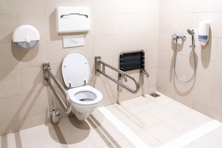 Baño para personas mayores